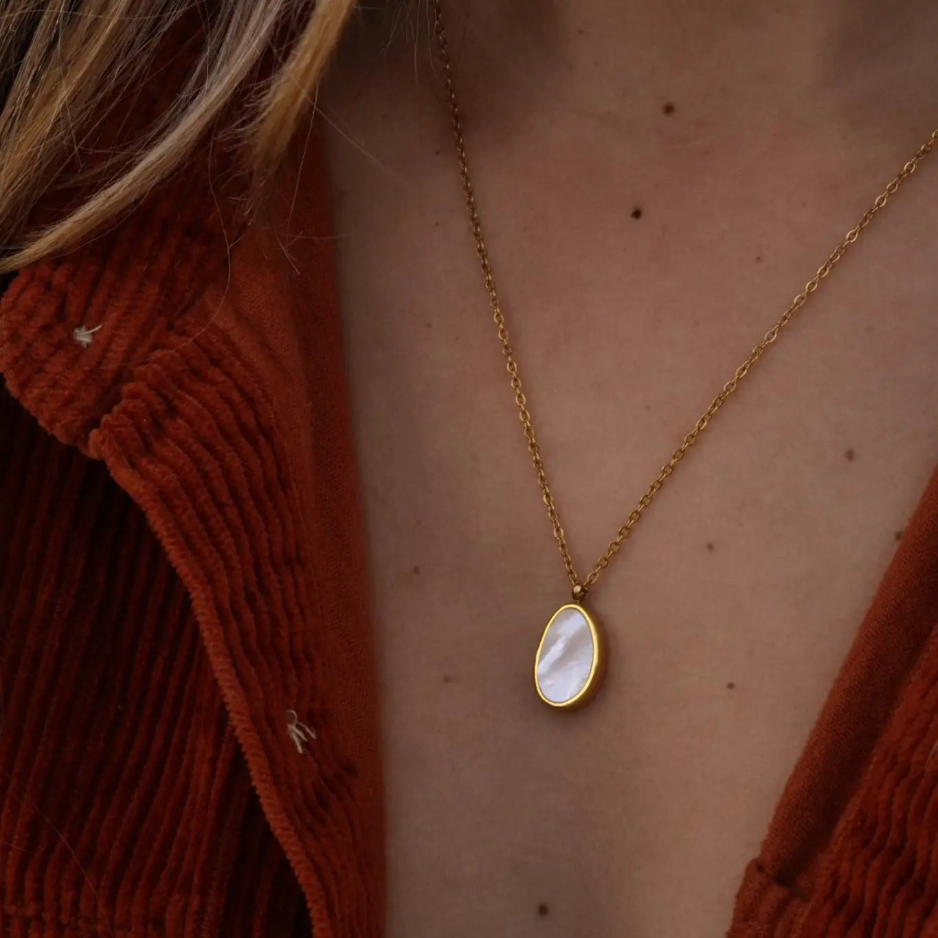White Opal Pendant Necklace for Women - Elegant Fashion Jewelry