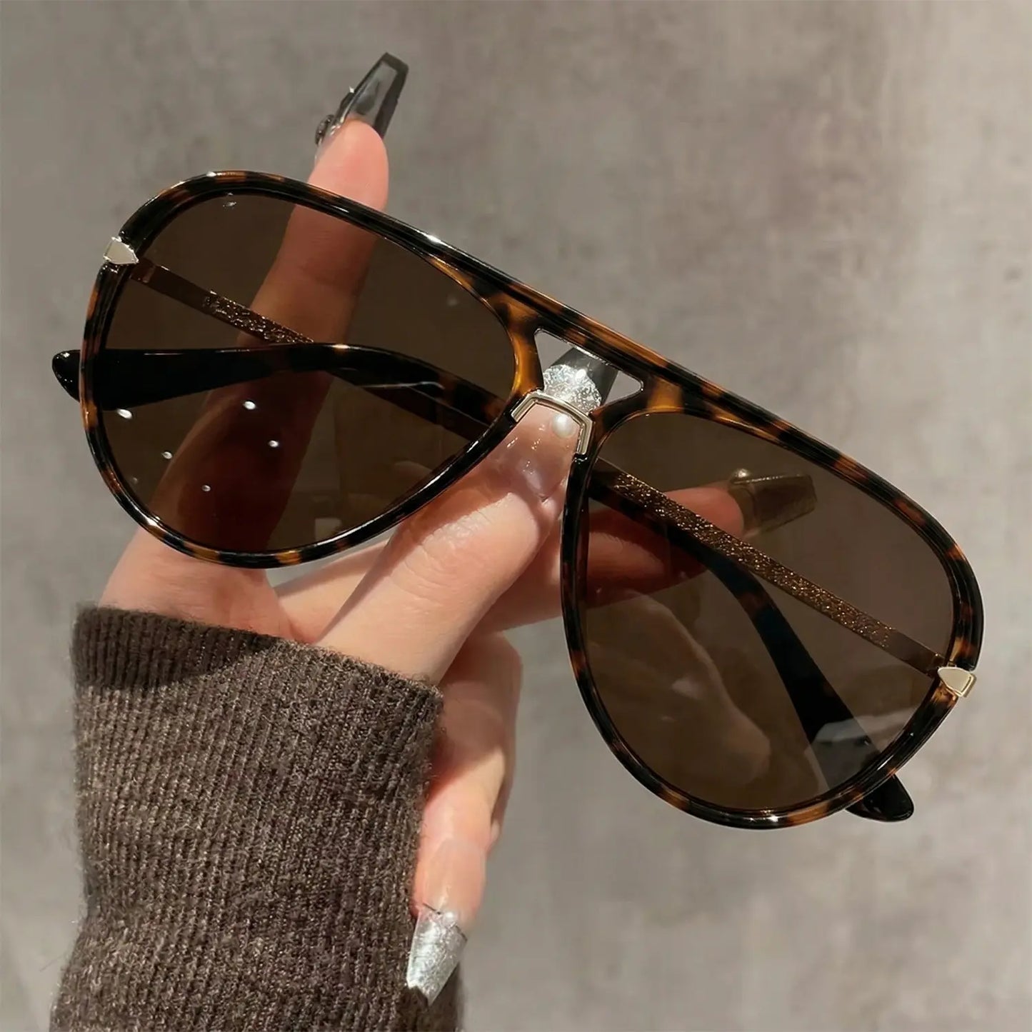 Oversized Aviator Sunglasses with Gradient Lenses for Women and Men,Trendy Casual Sunglasses for Travel Use, Fashion Accessories for Outdoor Activities Classic